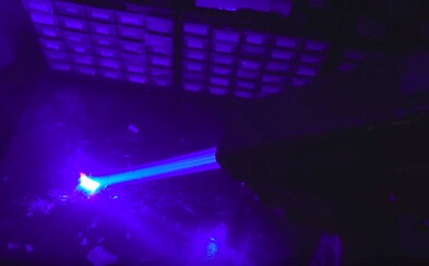 Youtuber vyrobil nejsilnější ruční laser. Dokáže roztavit sklo Youtuber vyrobil nejsilnější ruční laser. Dokáže roztavit sklo