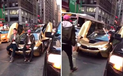 YouTuber zastavil dopravu v New Yorku kvůli focení, tak mu chlapík rozbil sklo baseballovou pálkou. Žertování ho rychle přešlo YouTuber zastavil dopravu v New Yorku kvůli focení, tak mu chlapík rozbil sklo baseballovou pálkou. Žertování ho rychle přešlo