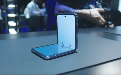 YouTuberi a novinári si mohli vyskúšať skladací smartfón Galaxy Z Flip. Aké sú ich prvé pocity?
