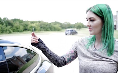 Youtuberka si do ruky nechala implantovat čip na odemykání Tesly Youtuberka si do ruky nechala implantovat čip na odemykání Tesly
