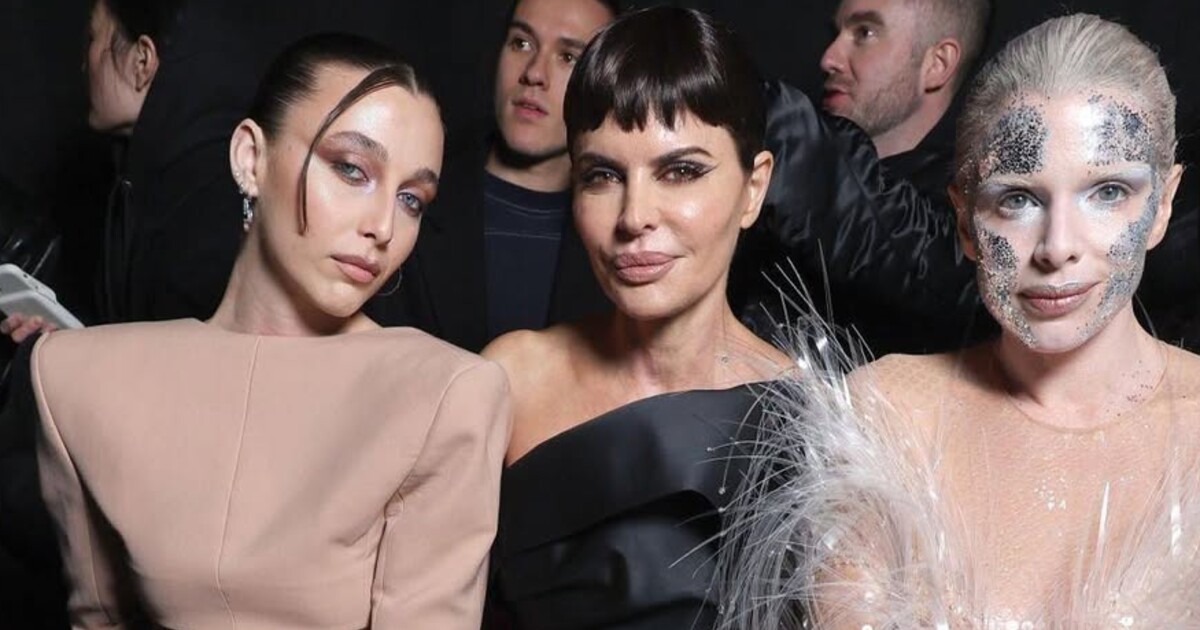 Zendaya jako šlechtična, Julia Fox jako z kosmu. Podívej se, jaké celebrity se předvedly na pařížském fashion weeku