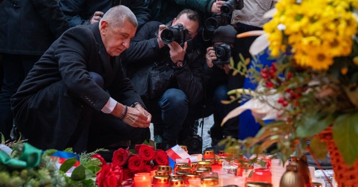 AKTUÁLNĚ: Oslavy 17. listopadu začínají. Andreje Babiše s květinami dav vypískal