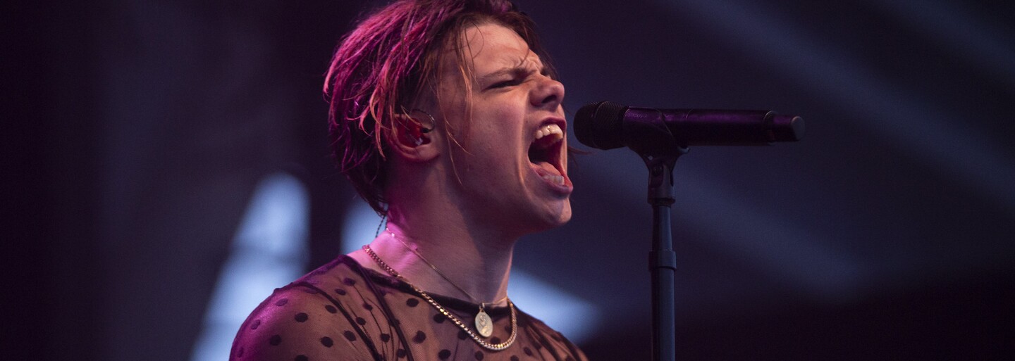 Yungblud na své tour zavádí genderově neutrální toalety. „Pokud s tím mají úředníci problém, ať za mnou přijdou,“ vzkázal