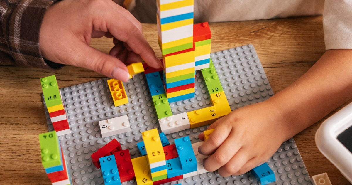 Do Česka přichází LEGO s Braillovým písmem. Pomůže dětem se zrakovým postižením
