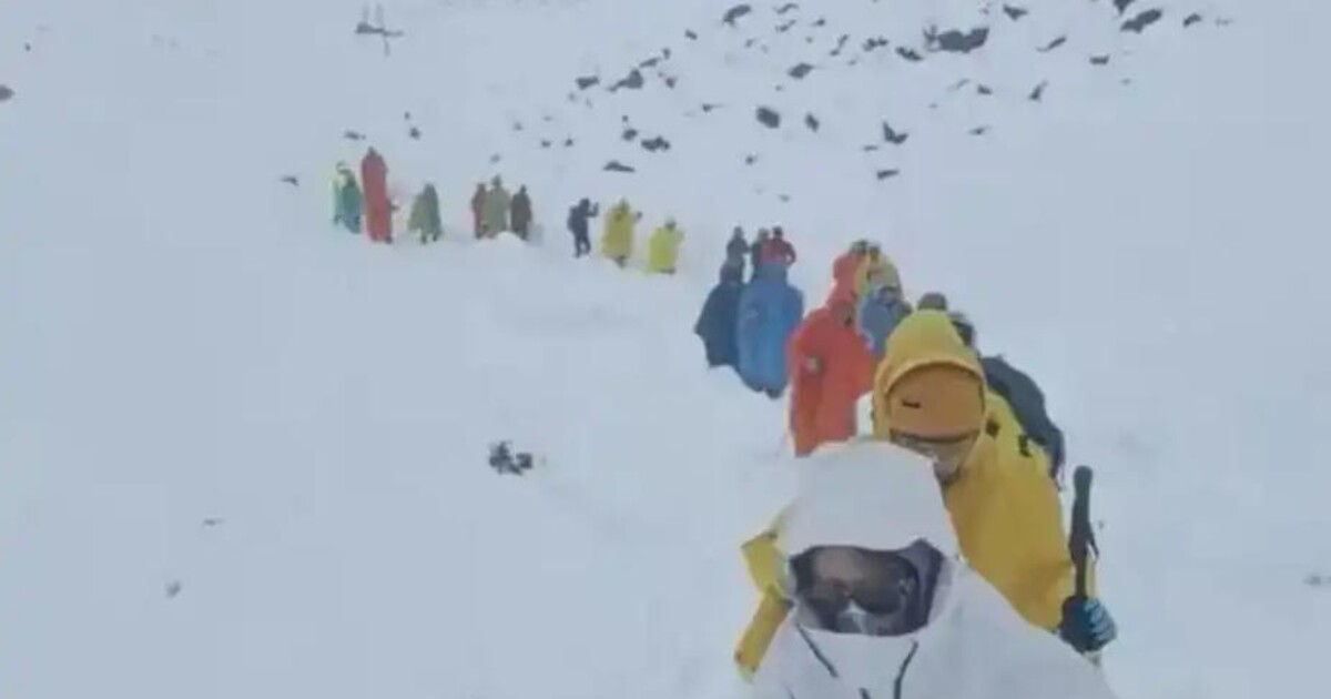 Drama na Mount Everestu. Ve sněhové bouři uvízly tisíce lidí, nulová viditelnost komplikuje záchranu