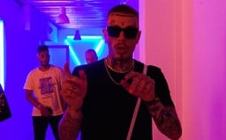 Yzomandias na featu s italskými rapery a Nik Tendem vzkazuje, že by ses mohl utopit v tom, co na sobě má