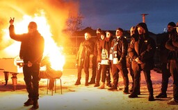 Yzomandias nemá ženu a dvě děti, přesto si myslí, že je Rodinnej typ. Když nebyli rodiče, starali jsme se o sebe navzájem, rapuje