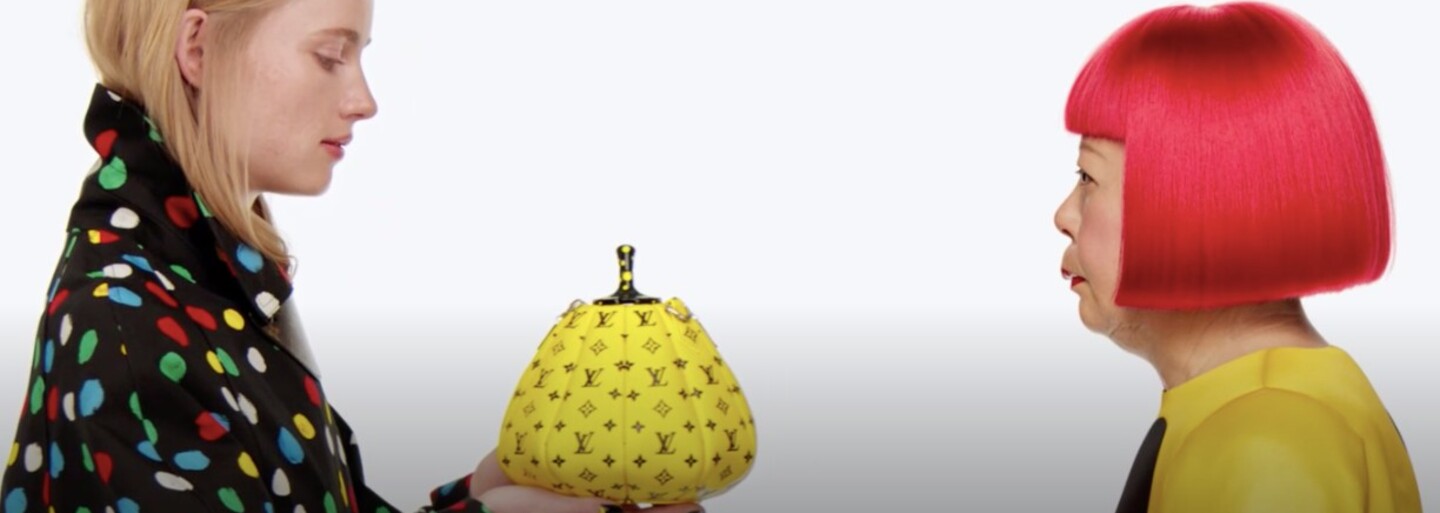 Z 3D bilbordu vystupuje obrovská hlava japonskej umelkyne. Kampaň LV x Jajoi Kusama je vizuálny masterpiece