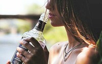 Z alkoholu ti hrozí rakovina rovnako ako z fajčenia. Ak vypiješ fľašu vína, je to ako keby si vyfajčil 10 cigariet
