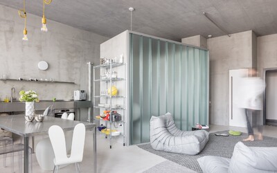 Z dvoupokojového bytu v Bratislavě je prostorný loft. Podívej se, jak chytře jej architekti změnili k nepoznání