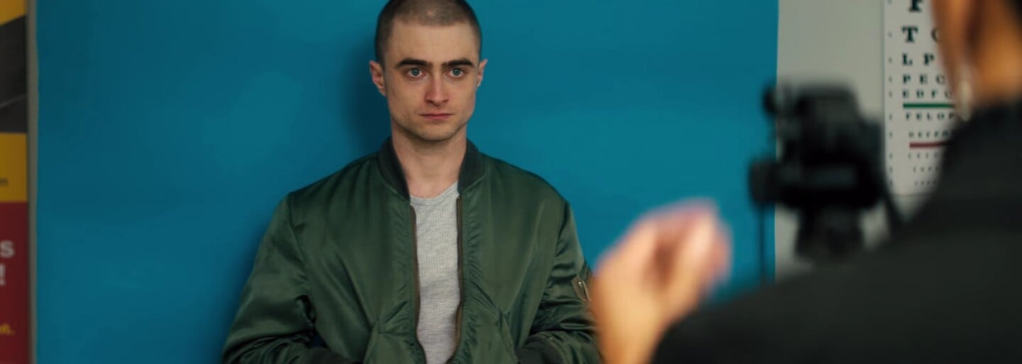 Z Harryho Pottera je v surovém a kontroverzním thrilleru nácek a parádně mu to sedí (Recenze)