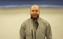Z jejich těla vyteče stolice, moč i krev. Marek uklízí byty po mrtvolách, smrdí to odporně, říká
