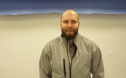 Z ich tela vytečú stolica, moč aj krv. Marek upratuje byty po mŕvolách, smrdí to odporne, hovorí