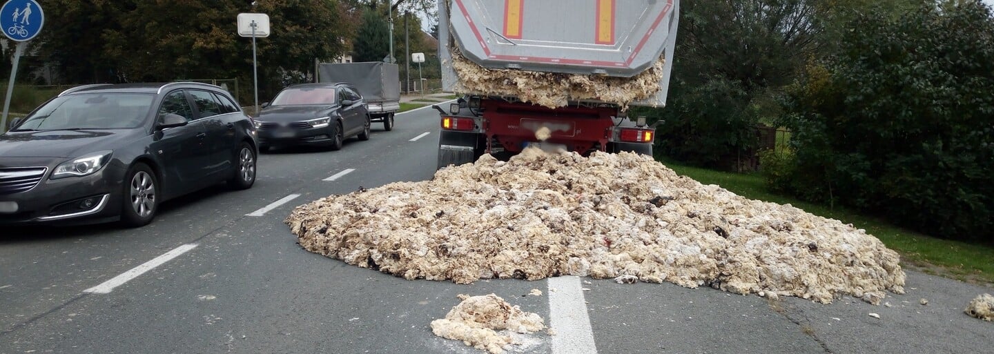 Z kamionu na Hradecku se vylilo těsto, čištění vozovky trvalo hodiny