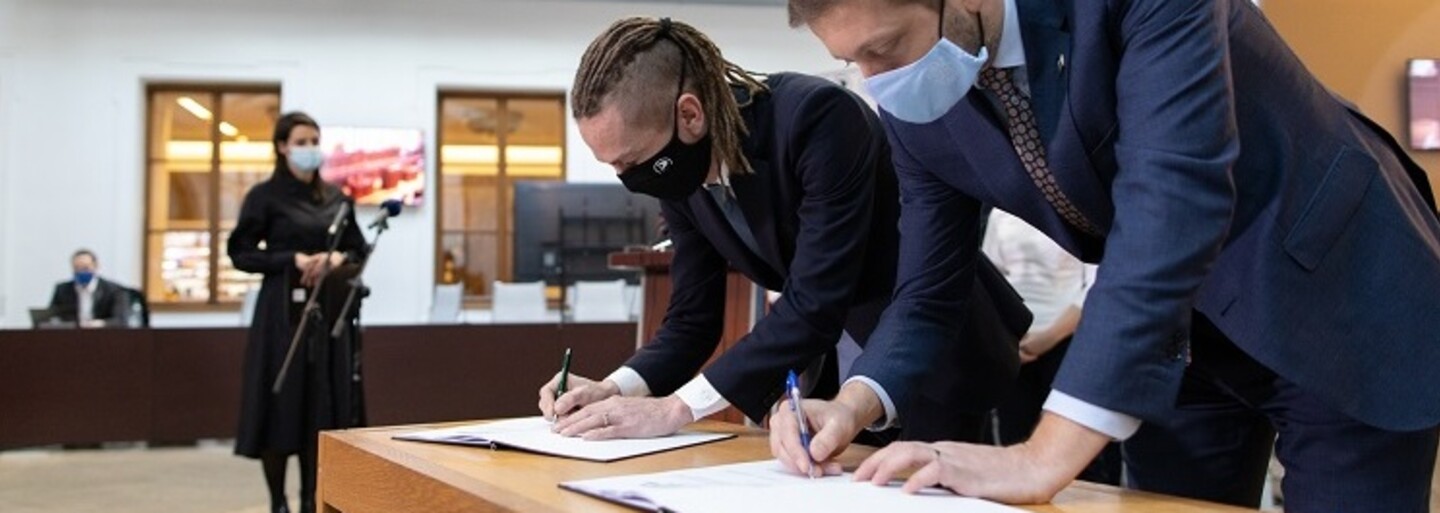 Z kampaně Pirátů a STAN si střílí internetoví vtipálci. Vytvořili náhodný generátor sloganů