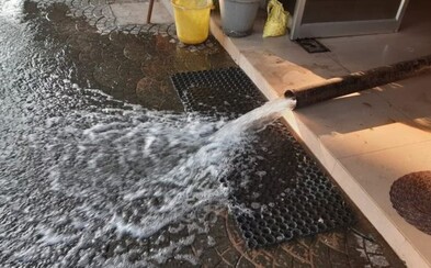 Z kohoutku jim místo vody tekl alkohol. Některé rodiny v Indii byly v šoku, když si chtěly načepovat čistou vodu Z kohoutku jim místo vody tekl alkohol. Některé rodiny v Indii byly v šoku, když si chtěly načepovat čistou vodu
