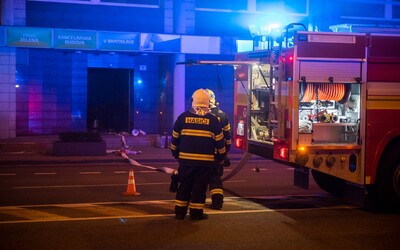 Z ministerstva hospodárstva v Bratislave podvečer hlásil výbuch. Explodovala nabíjačka na kolobežku, ktorá následne začala horieť