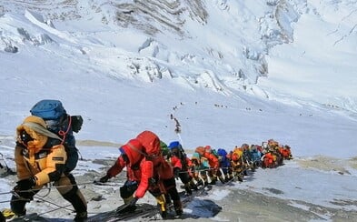 Z Mount Everestu zniesli za šesť týždňov štyri mŕtve telá a 11 ton odpadu Z Mount Everestu zniesli za šesť týždňov štyri mŕtve telá a 11 ton odpadu