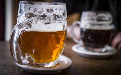 Z nového českého zákona zůstává mnohým rozum stát. Hospodští se mají pídit po tom, zda host nebude řídit, jinak jim hrozí pokuta Z nového českého zákona zůstává mnohým rozum stát. Hospodští se mají pídit po tom, zda host nebude řídit, jinak jim hrozí pokuta