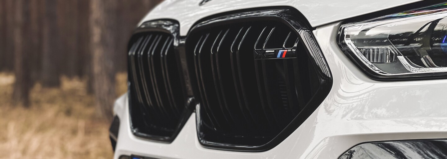 Z nového X6 M Competition nám spadla čelist. 625koňové BMW popírá fyzikální zákony