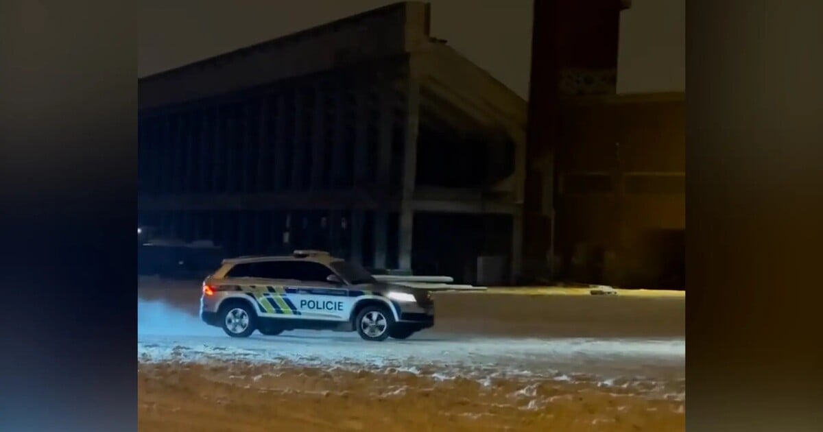 VIDEO: Policejní vůz driftoval v Praze. Za stejný přestupek policie běžně uděluje vysoké pokuty