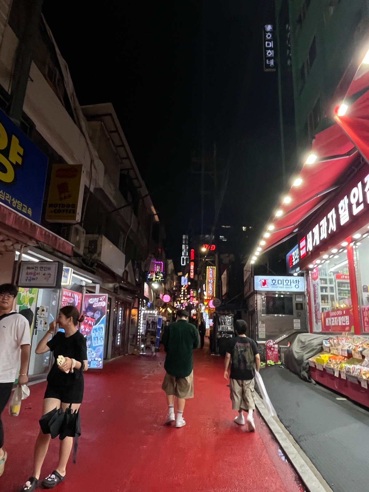 V ulicích Soulu to večer žije. Na fotce je čtvrť Hongdae, ve které se nacházejí kluby a bary.