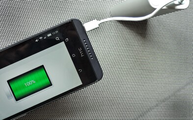 Za 5 minut nabíjení až 5 hodin používání. Novým Android smartphonům doplníme šťávu ještě rychleji Za 5 minut nabíjení až 5 hodin používání. Novým Android smartphonům doplníme šťávu ještě rychleji