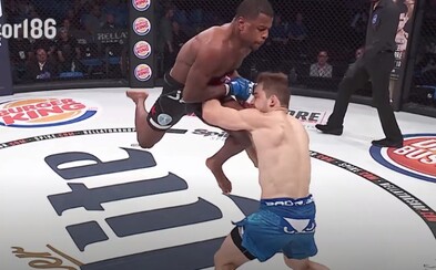 Za 90 sekúnd brutálne zničil svojho prvého súpera v MMA lietajúcim kolenom. Protivník sa zo zeme zbieral ešte poriadne dlho Za 90 sekúnd brutálne zničil svojho prvého súpera v MMA lietajúcim kolenom. Protivník sa zo zeme zbieral ešte poriadne dlho