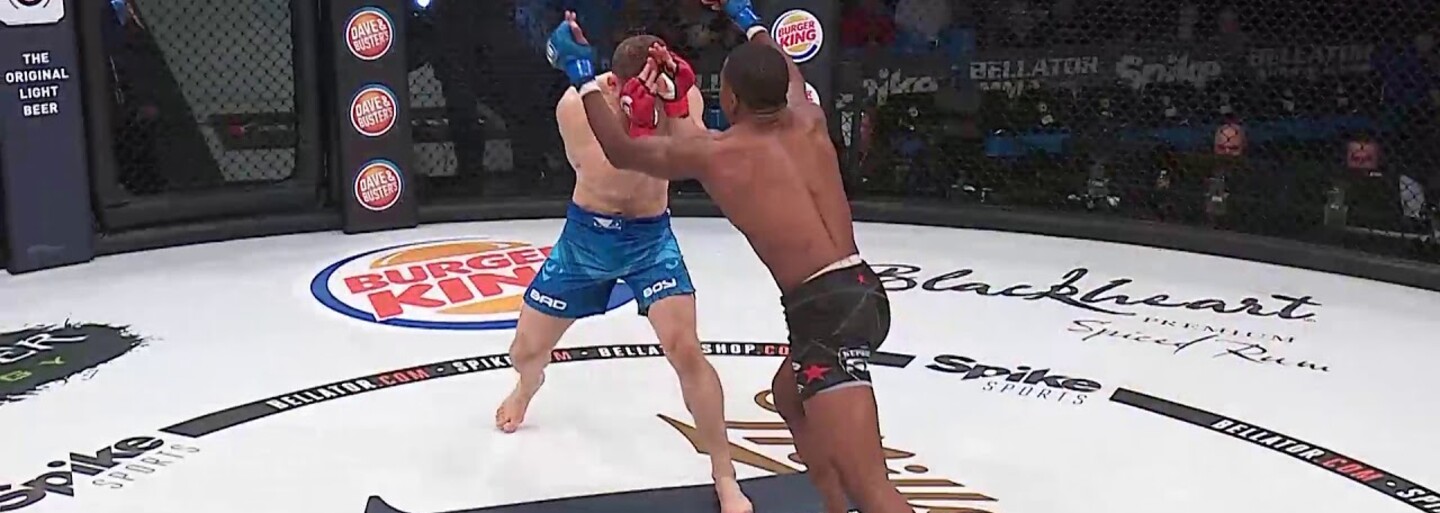 Za 90 sekúnd brutálne zničil svojho prvého súpera v MMA lietajúcim kolenom. Protivník sa zo zeme zbieral ešte poriadne dlho
