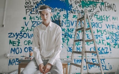 Za lži se neschováš. Hasan píše texty na stěnu v novém videoklipu Za lži se neschováš. Hasan píše texty na stěnu v novém videoklipu