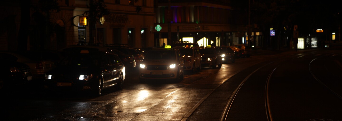 Za koľko ťa taxikári v noci odvezú z centra Bratislavy? Podvodník bez licencie nás chcel pripraviť o 60 €