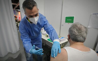 Za odmietnutie očkovania im hrozí pokuta 600 eur. Rakúska vláda tvrdo bojuje proti covidu