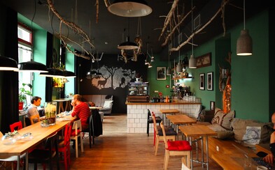 Za oknami ruch veľkomesta, vo vnútri príjemná pohoda. Vo "W cafe" si na svoje príde každý Za oknami ruch veľkomesta, vo vnútri príjemná pohoda. Vo "W cafe" si na svoje príde každý