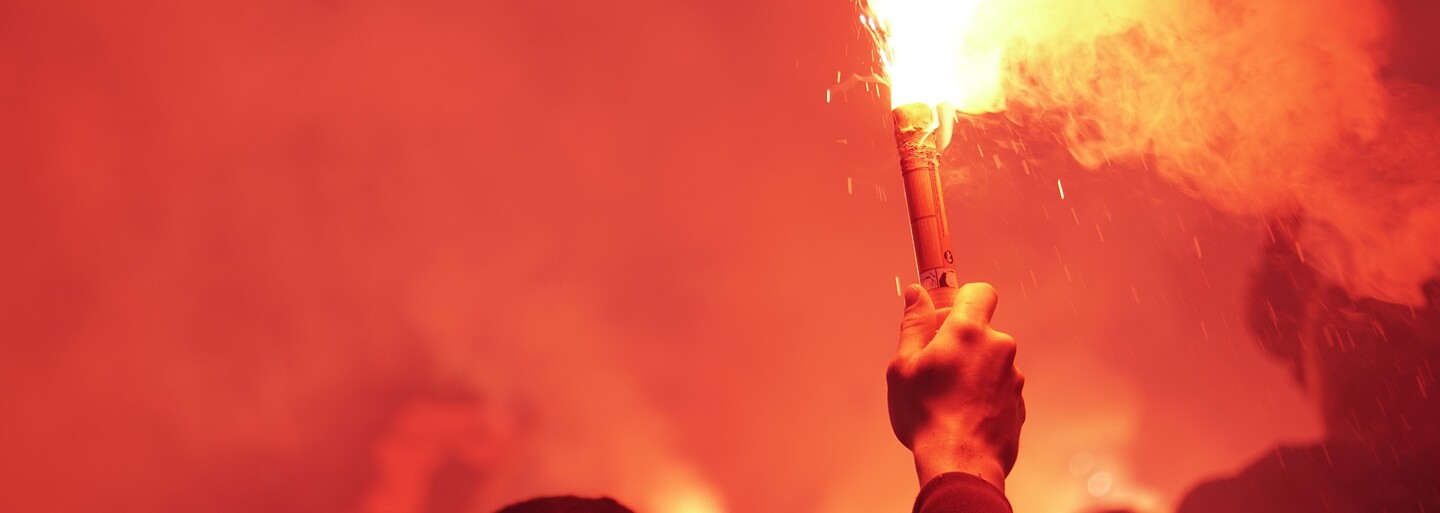 Za pyrotechniku na fotbale pokuta až 100 tisíc korun. Přestupkovou novelu schválil Senát