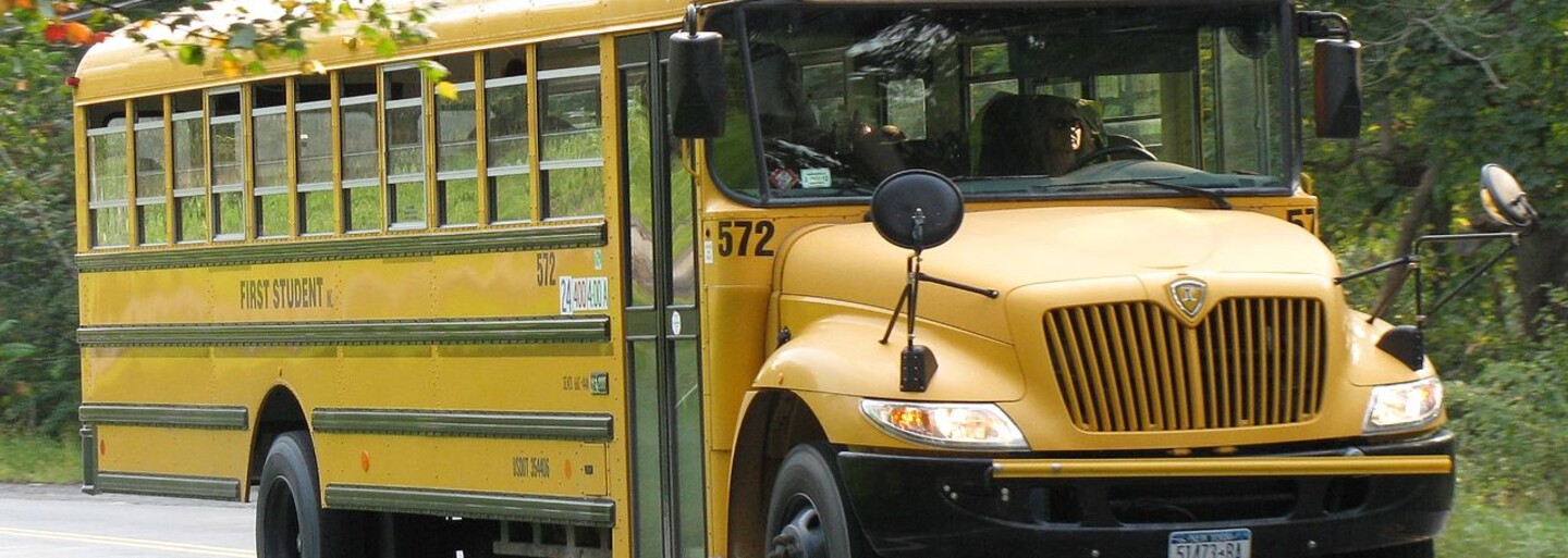 Za šikanu ho nepustili do školského autobusu, tak ho otec prinútil bežať kilometer v daždi
