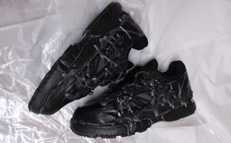 Za tenisky zdanlivo pokryté ejakulátom si pýta Maison Margiela 1250 €