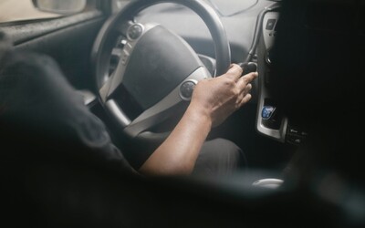 Za ukázanie prostredníka počas šoférovania ti na Slovensku hrozí pokuta. Vulgárne gesto ťa môže vyjsť draho