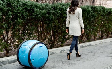 Zapomeň na batohy nebo kufry. Šikovný robot Gita se o tvé věci postará a ještě tě bude i následovat Zapomeň na batohy nebo kufry. Šikovný robot Gita se o tvé věci postará a ještě tě bude i následovat