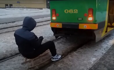 Zabudni na drahé lístky v MHD. Stačia ti sánky, sneh a vďaka Poliakom sa naučíš jazdiť aj zadarmo Zabudni na drahé lístky v MHD. Stačia ti sánky, sneh a vďaka Poliakom sa naučíš jazdiť aj zadarmo