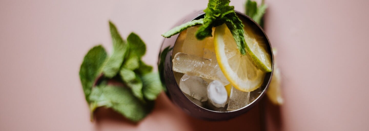 Zabudni na mojito či aperol. Staň sa barmanom leta s týmito 8 osviežujúcimi nápojmi