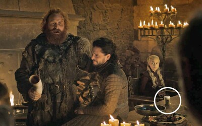 Zabudnutý téglik v Game of Thrones bol chybou. Daenerys si objednala bylinkový čaj