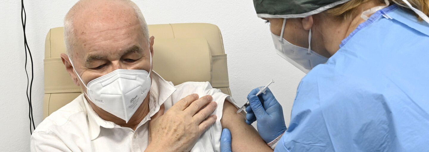 Začala registrace na očkování pro seniory nad 70 let. Víme, jak se přihlásit
