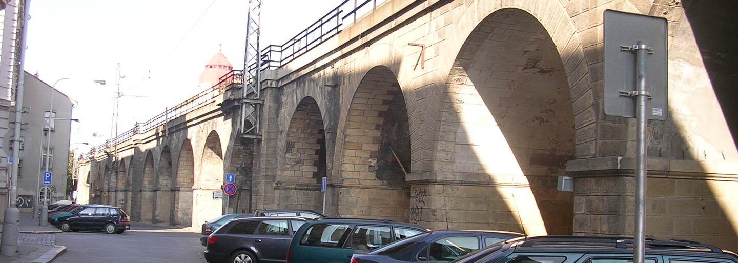 Začala rekonstrukce druhého nejstaršího mostu v Praze. Negrelliho viadukt dostane podobu jako před 167 lety