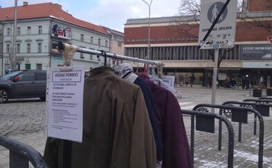 Zachráň život maličkosťou! V centre Bratislavy sa zjavil vešiak na kabáty, odkiaľ si oblečenie môže v prípade núdze vziať každý Zachráň život maličkosťou! V centre Bratislavy sa zjavil vešiak na kabáty, odkiaľ si oblečenie môže v prípade núdze vziať každý