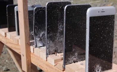 Zachránil by iPhone tvoj život? Muž to zisťoval pomocou výstrelov z AK-74 Zachránil by iPhone tvoj život? Muž to zisťoval pomocou výstrelov z AK-74