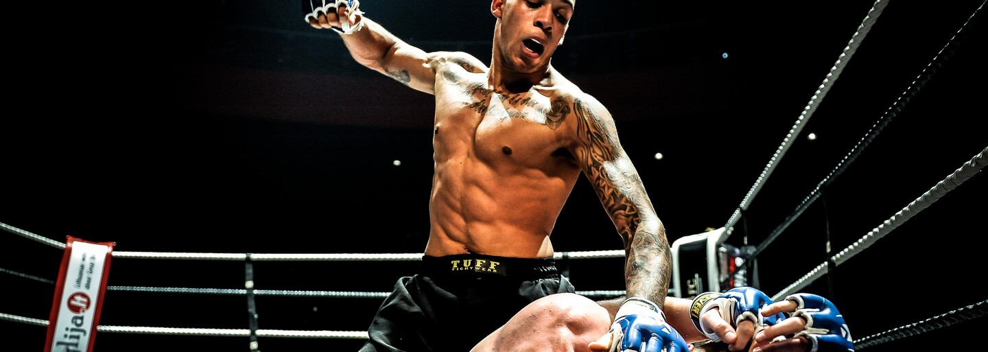 Zahryzol sa mu do ucha a potom preskočil klietku. MMA bojovník konal v súboji skratovo a diváci mu to dali pocítiť