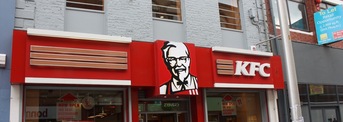 Zajímá vás, jak vypadá příprava masa v KFC? Podívejte se na jednotlivé kroky