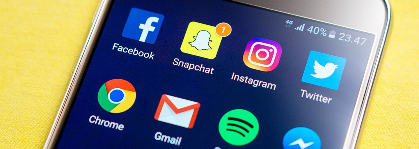 Zakáže se používání mobilních telefonů na českých školách? Rodiče jsou pro