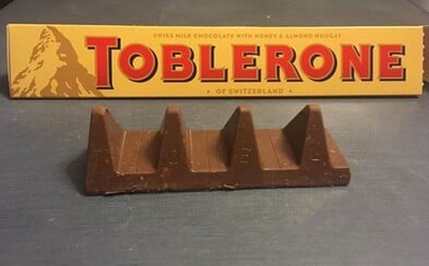 Zákazníci sa búria, pretože Toblerone výrazne ubralo z váhy svojich tyčiniek a úplne pokazilo ich výzor Zákazníci sa búria, pretože Toblerone výrazne ubralo z váhy svojich tyčiniek a úplne pokazilo ich výzor