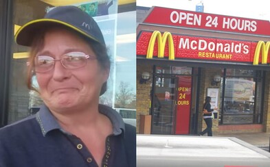 Zákazník dojal starší pracovnici v McDonald's, když jí daroval nové auto Zákazník dojal starší pracovnici v McDonald's, když jí daroval nové auto